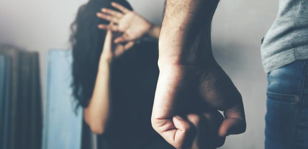 Ξυλοκόπησε τη γυναίκα του μπροστά στα 4 ανήλικα παιδιά τους